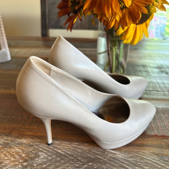 🍾💟🥂AUTHENTIC GUCCI Leather Platform tan/cream Pumps - Great Condition!🍾🥂 - Picture 4 of 16